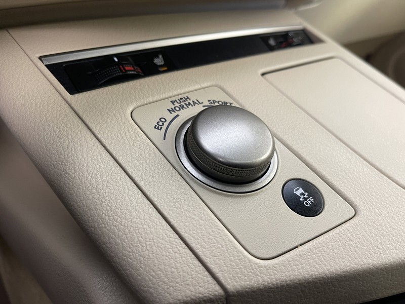 Lexus ES 350 Vehicle Full-screen Gallery Image 30