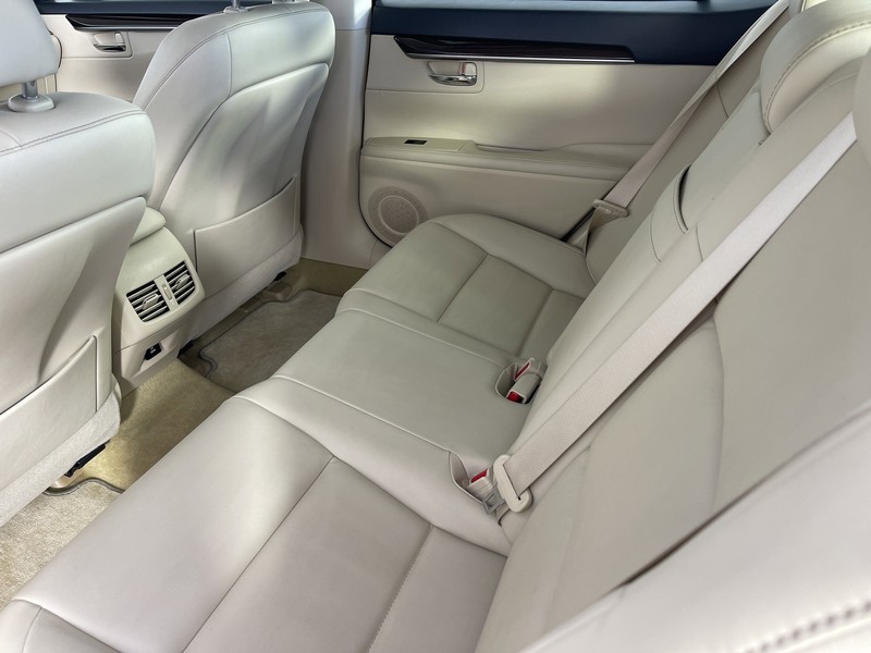 Lexus ES 350 Vehicle Full-screen Gallery Image 32