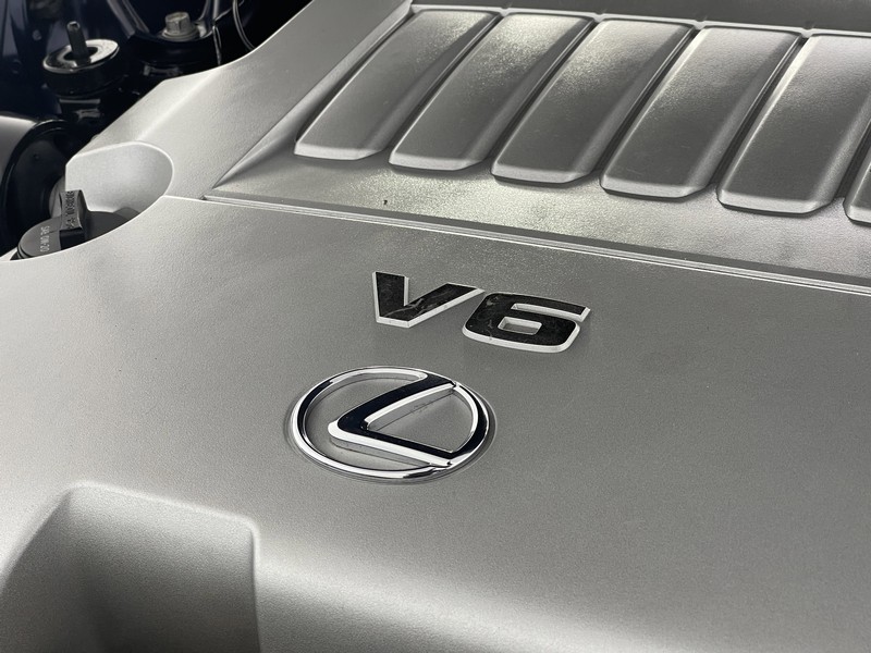 Lexus ES 350 Vehicle Full-screen Gallery Image 36