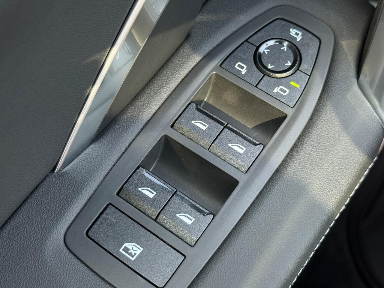 BMW X1 Vehicle Image 16