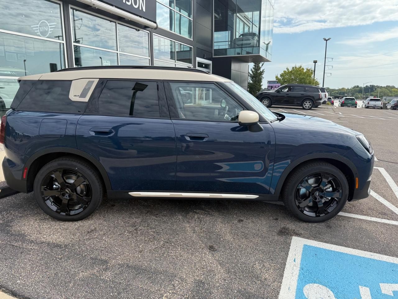 MINI Countryman Vehicle Image 02