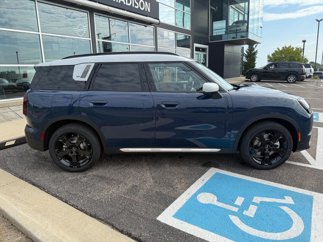 MINI Countryman Vehicle Image 02