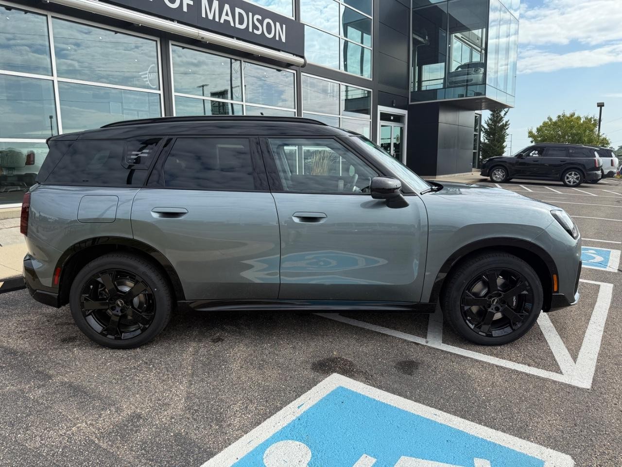 MINI Countryman Vehicle Image 02