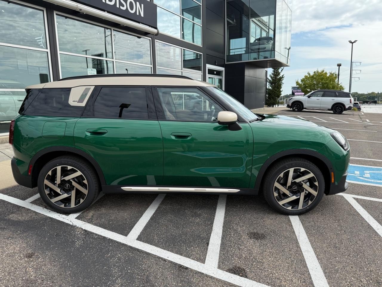 MINI Countryman Vehicle Image 02