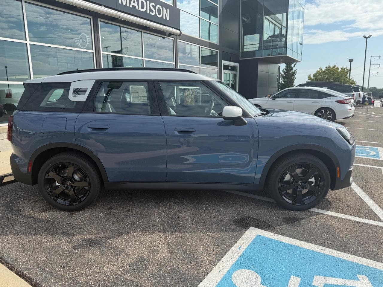 MINI Countryman Vehicle Image 02