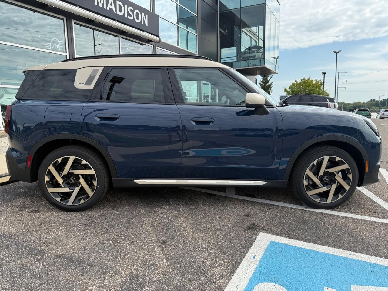 MINI Countryman Vehicle Image 02
