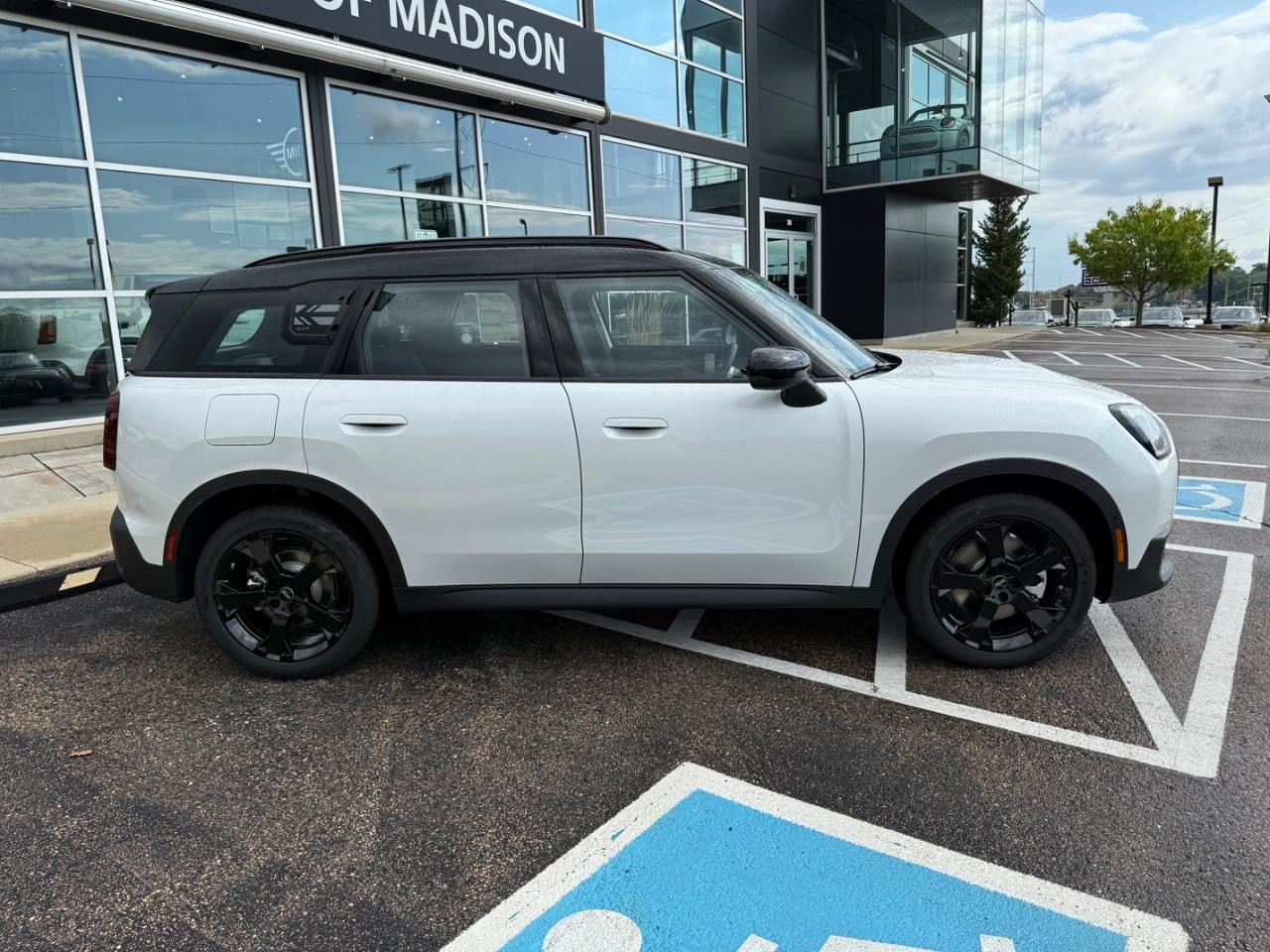 MINI Countryman Vehicle Image 02