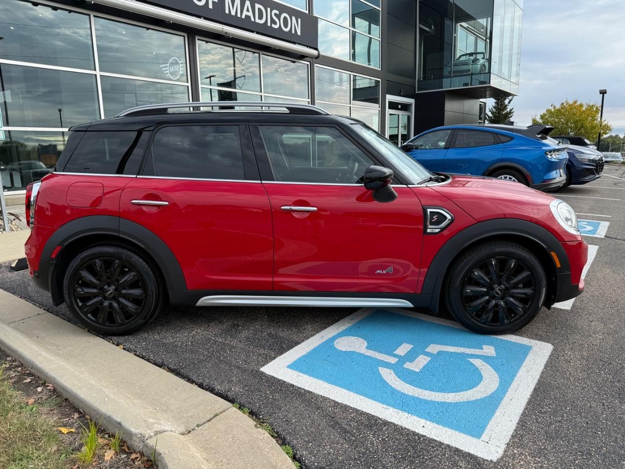 MINI Countryman Vehicle Image 02
