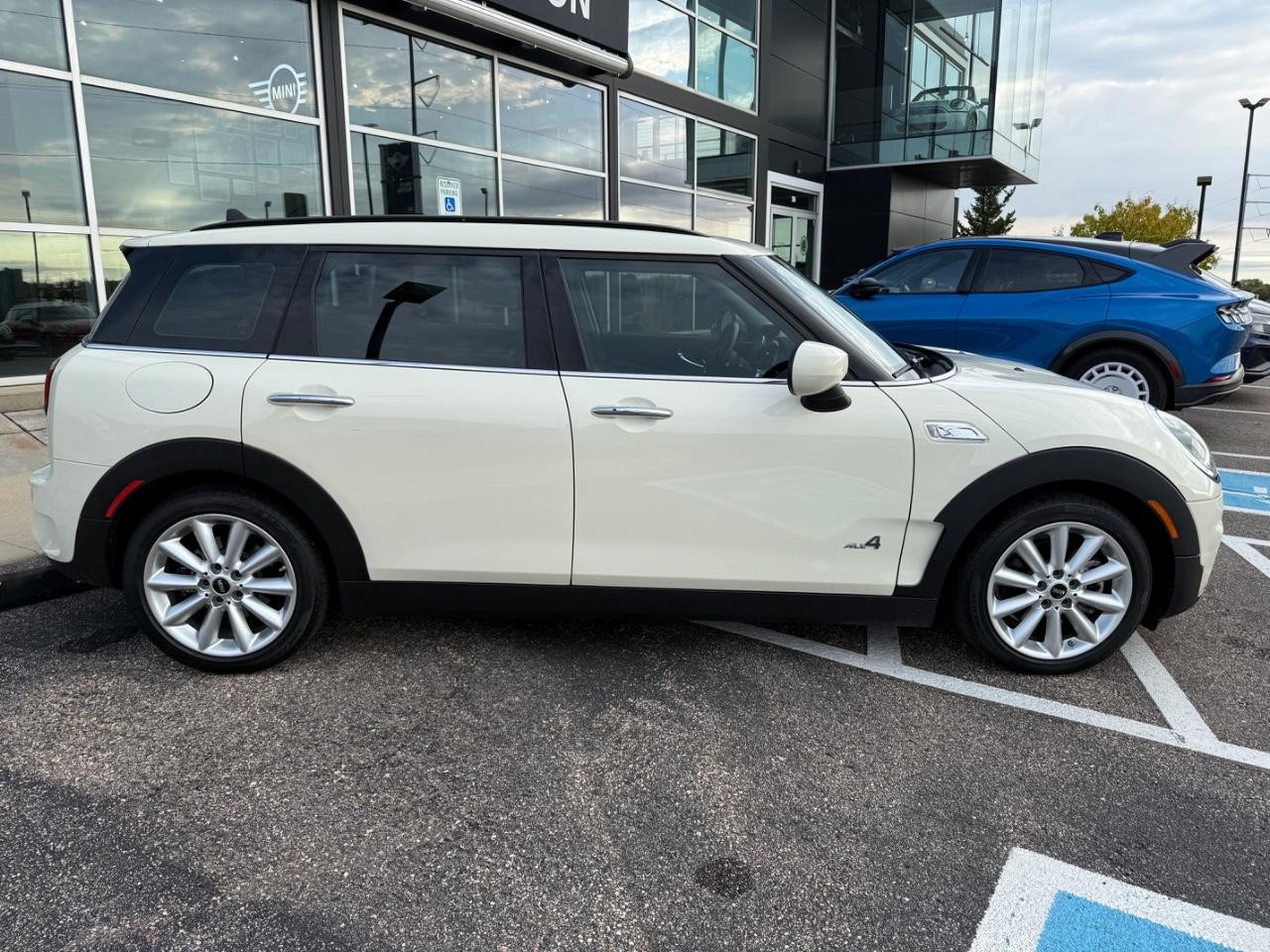 MINI Clubman Vehicle Image 02