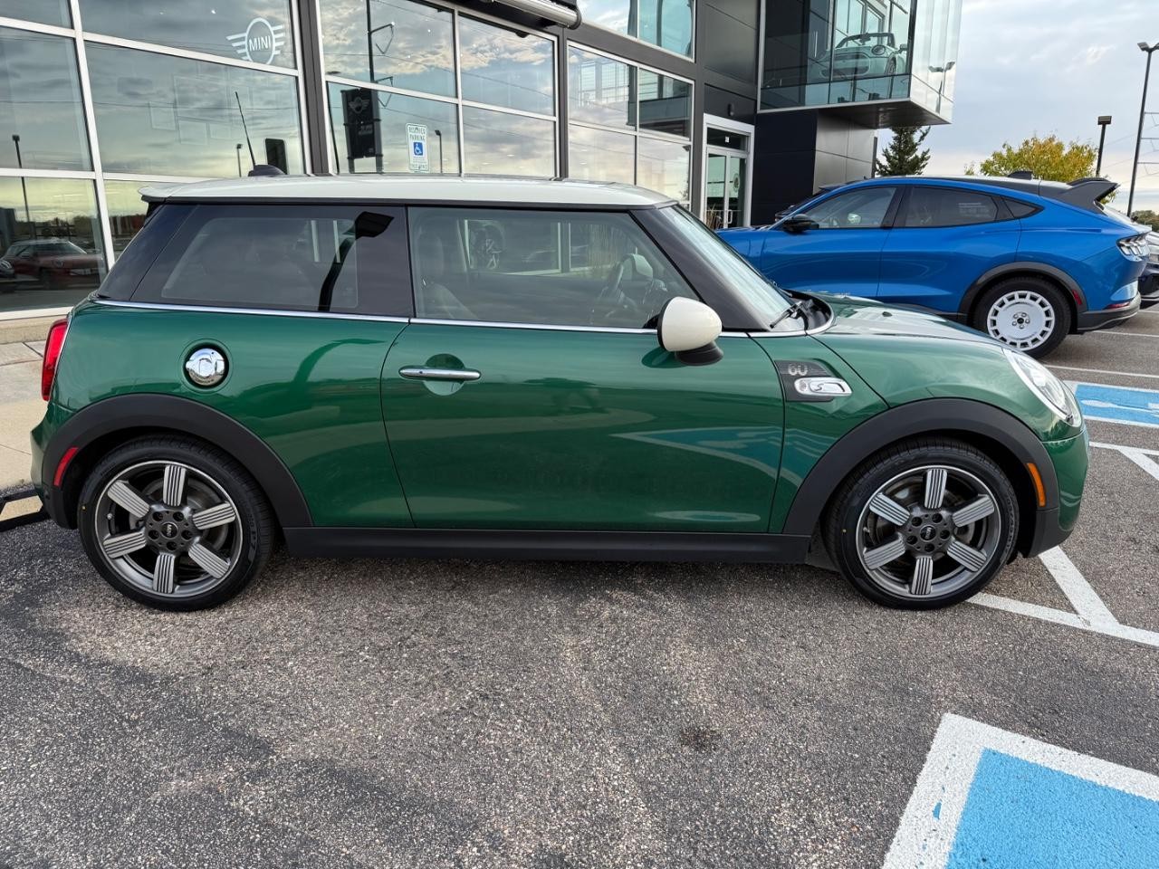 MINI Hardtop 2 Door Vehicle Image 02