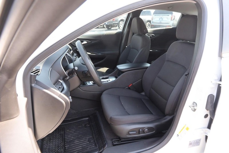 Chevrolet Malibu Vehicle Image 08