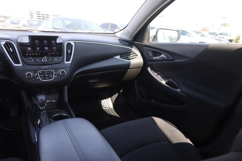 Chevrolet Malibu Vehicle Image 23