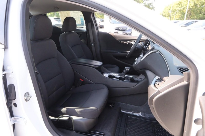 Chevrolet Malibu Vehicle Image 24