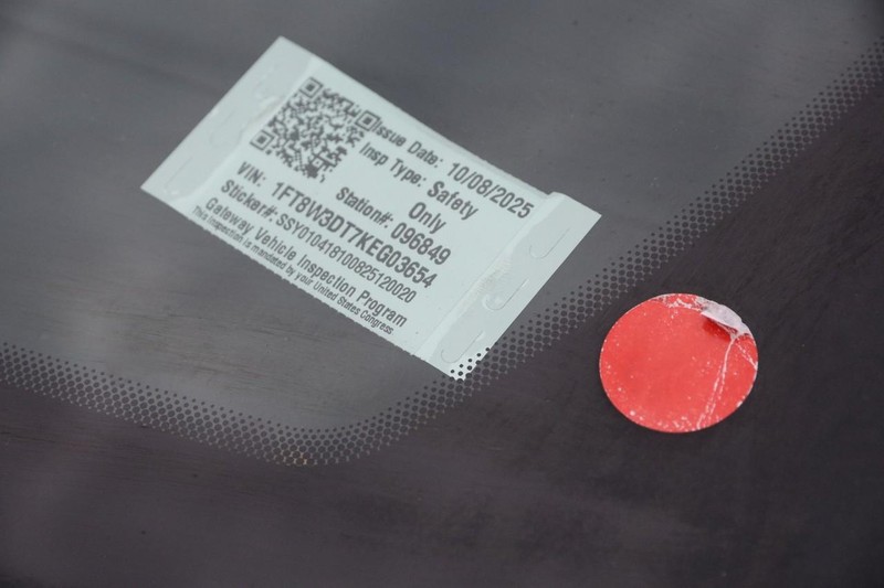 Ford Super Duty F-350 DRW Vehicle Image 10