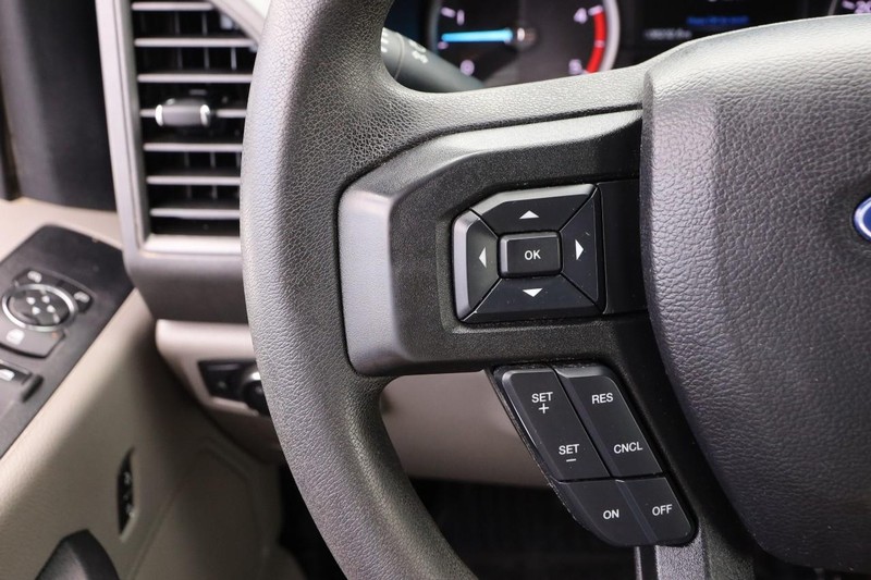 Ford Super Duty F-350 DRW Vehicle Image 14