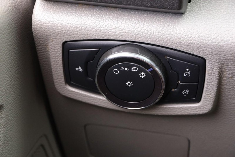 Ford Super Duty F-350 DRW Vehicle Image 21