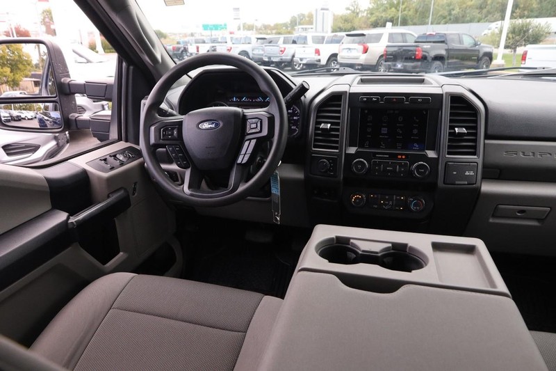 Ford Super Duty F-350 DRW Vehicle Image 23