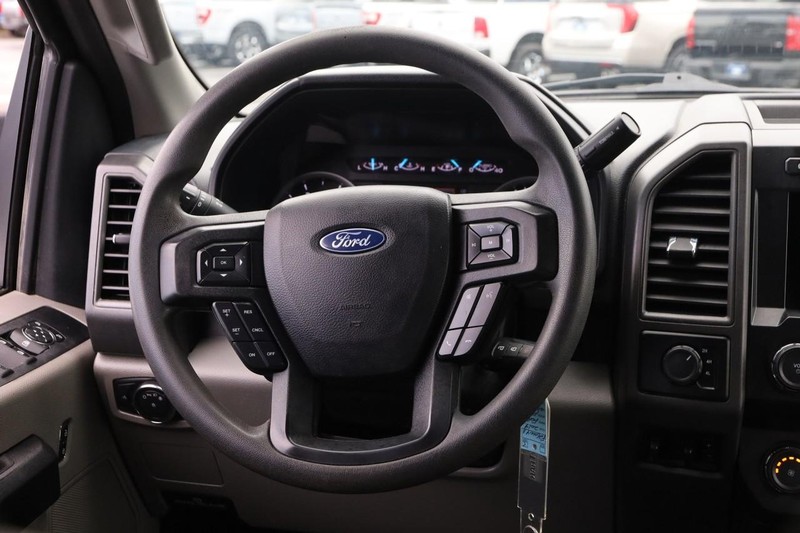 Ford Super Duty F-350 DRW Vehicle Image 24