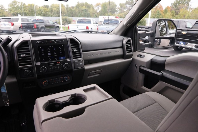 Ford Super Duty F-350 DRW Vehicle Image 26