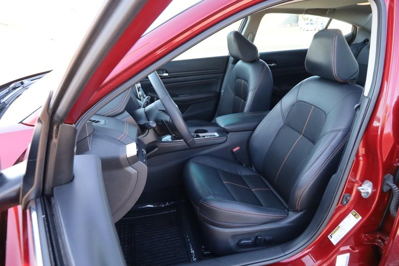 Nissan Altima Vehicle Image 10