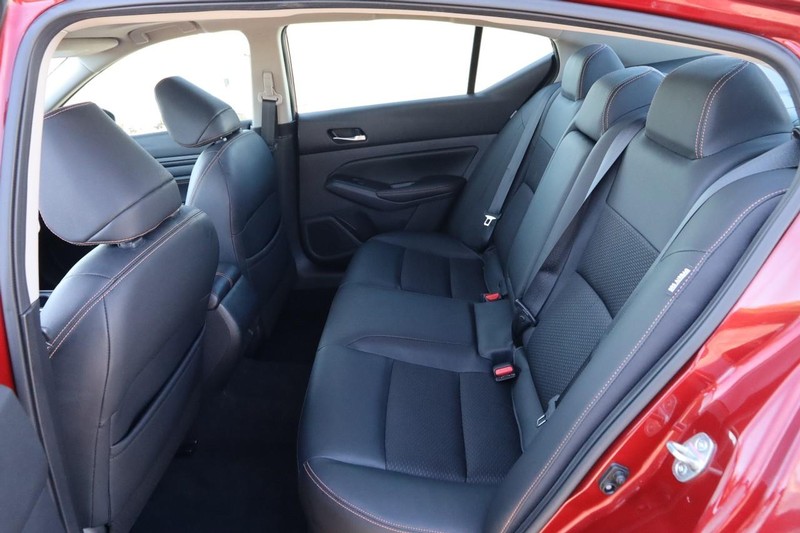 Nissan Altima Vehicle Image 11