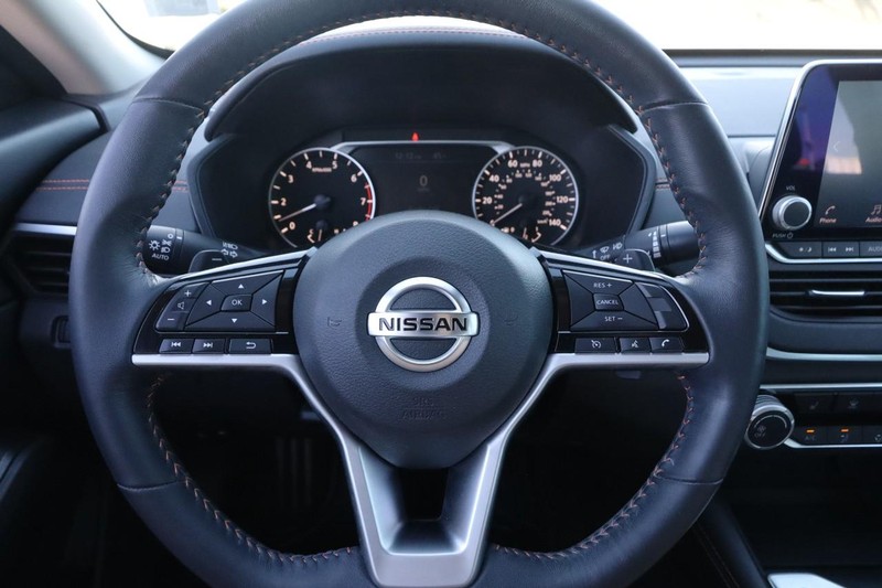 Nissan Altima Vehicle Image 12