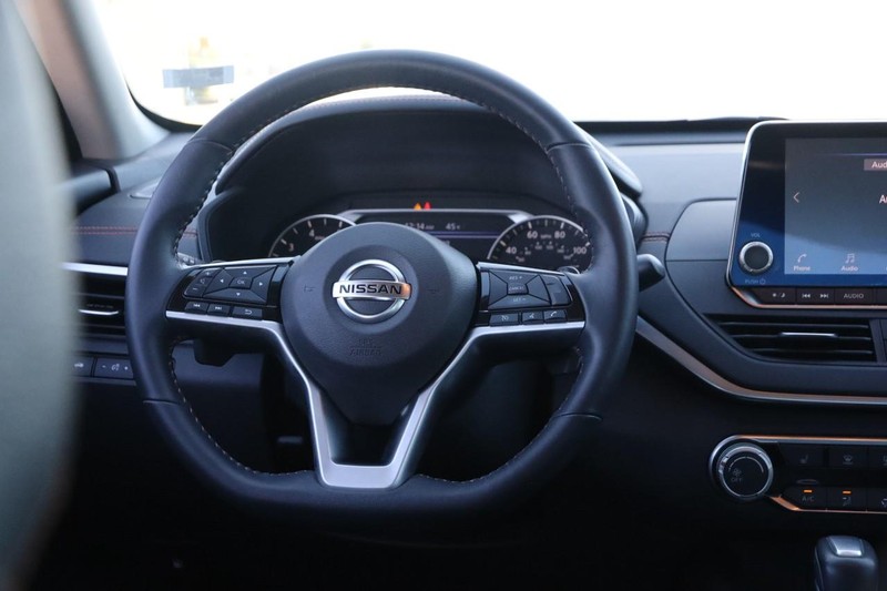 Nissan Altima Vehicle Image 23
