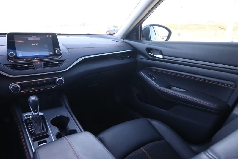 Nissan Altima Vehicle Image 25