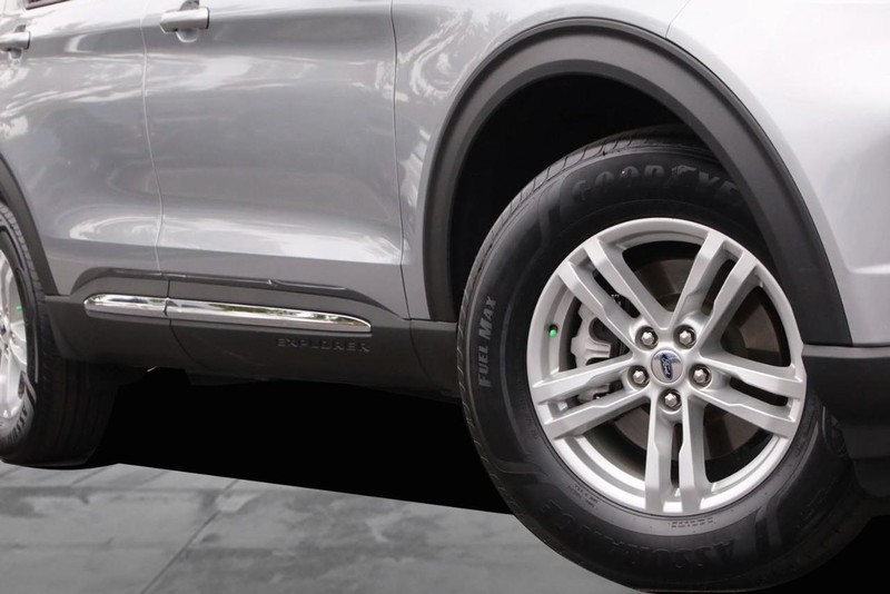 Ford Explorer Vehicle Image 03