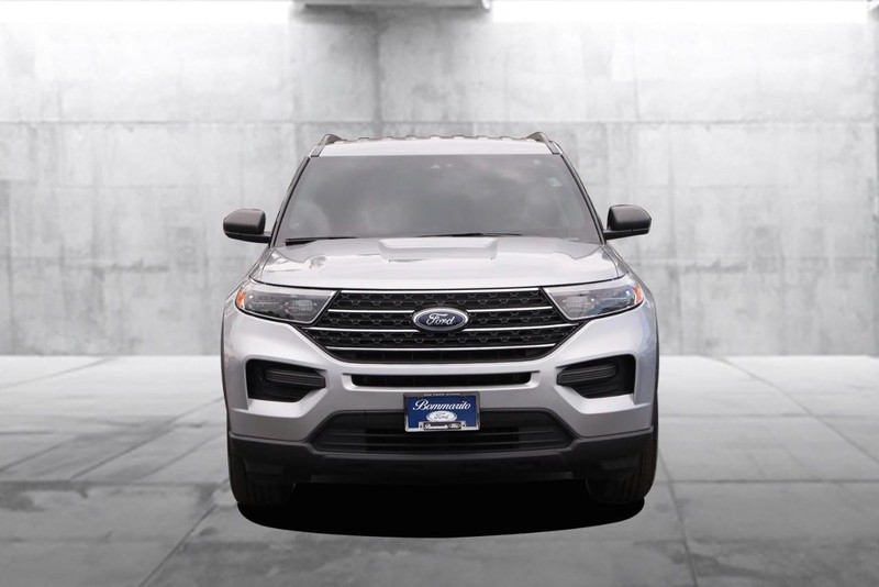 Ford Explorer Vehicle Image 04