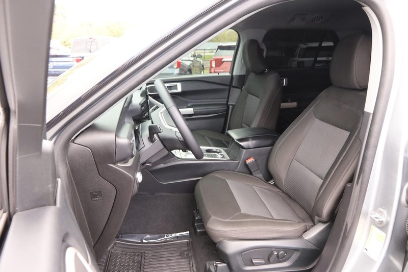 Ford Explorer Vehicle Image 09