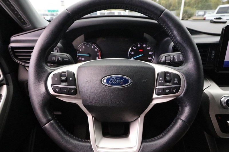 Ford Explorer Vehicle Image 12