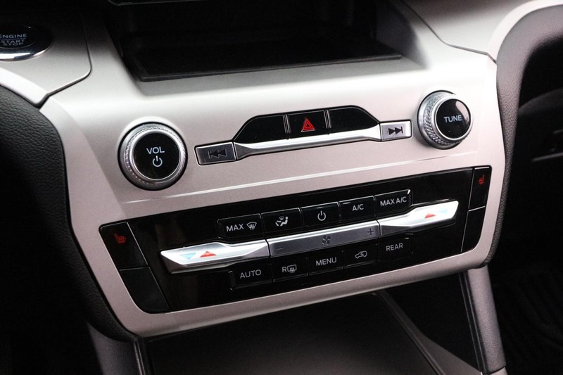 Ford Explorer Vehicle Image 19