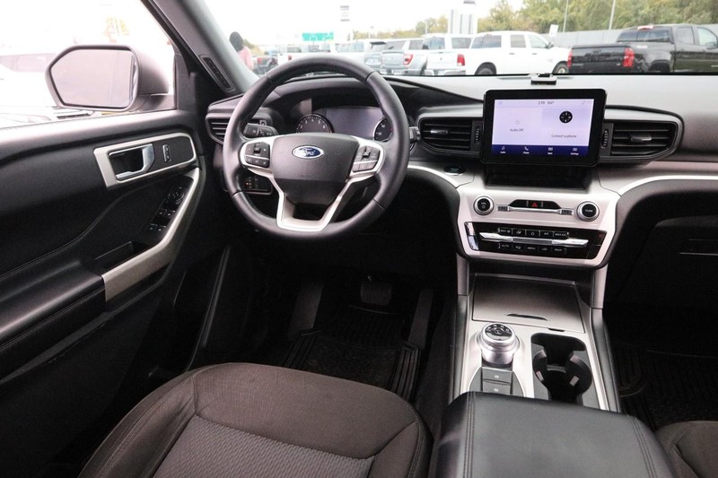 Ford Explorer Vehicle Image 23