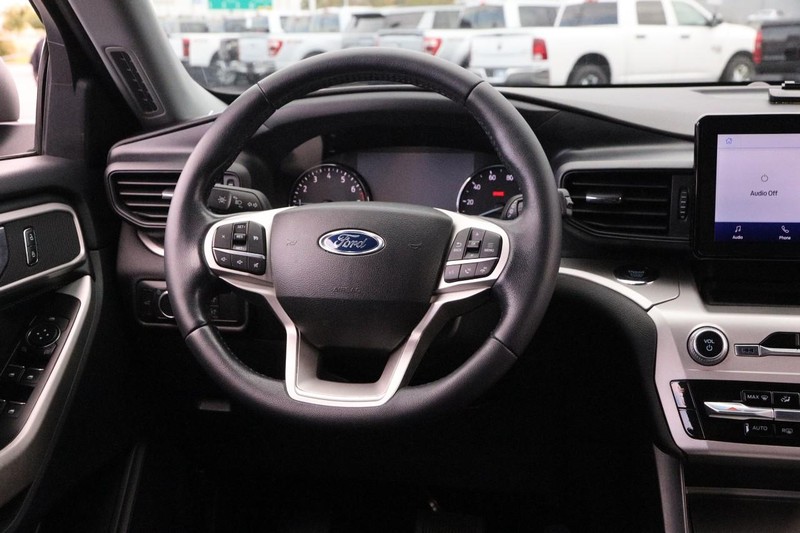 Ford Explorer Vehicle Image 24