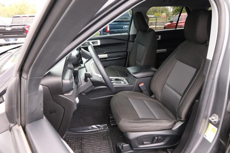 Ford Explorer Vehicle Image 09