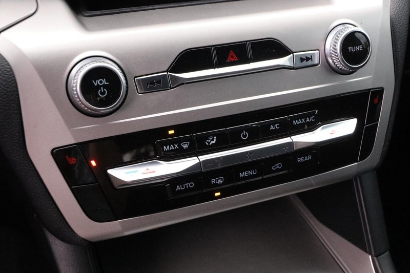 Ford Explorer Vehicle Image 19