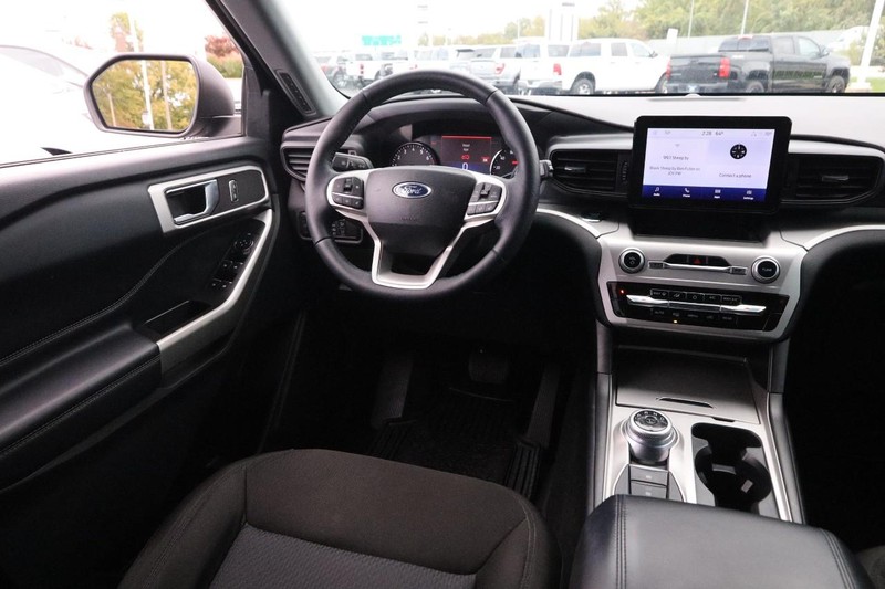 Ford Explorer Vehicle Image 23