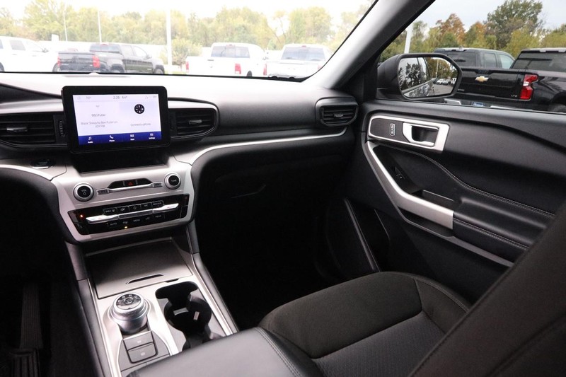 Ford Explorer Vehicle Image 26