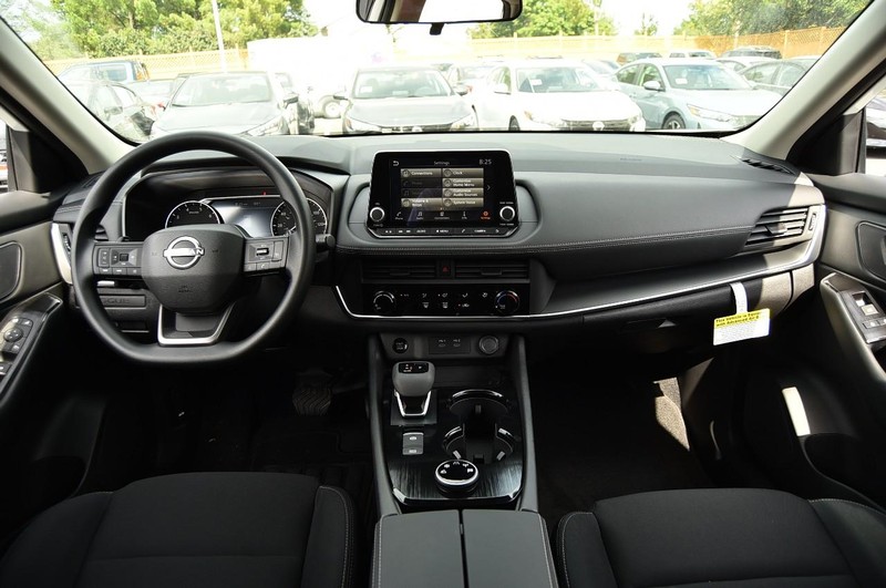 Nissan Rogue Vehicle Image 08