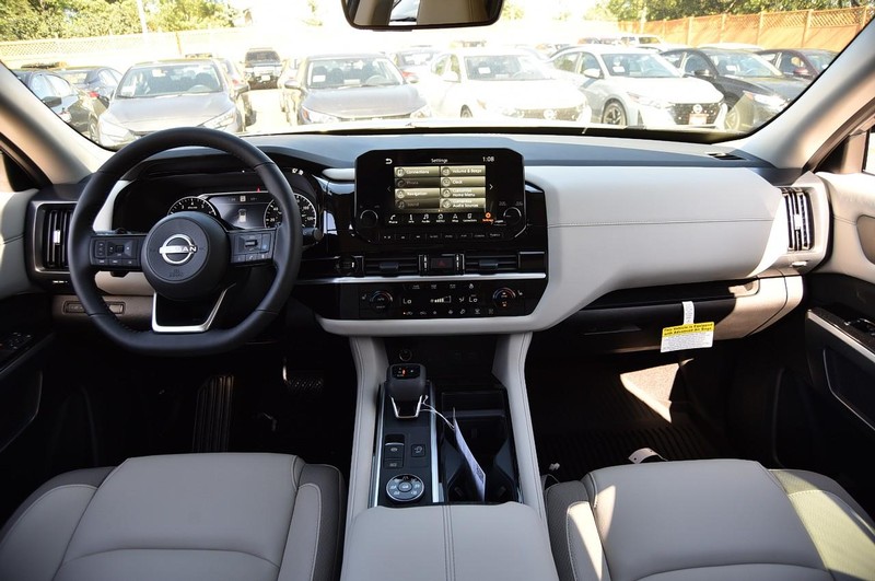 Nissan Pathfinder Vehicle Image 08