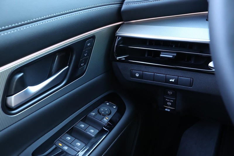 Nissan Murano Vehicle Image 15