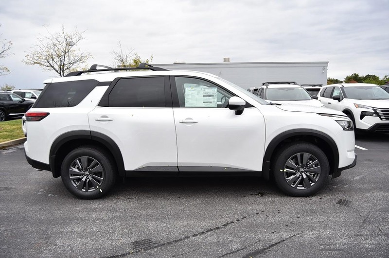 Nissan Pathfinder Vehicle Image 05