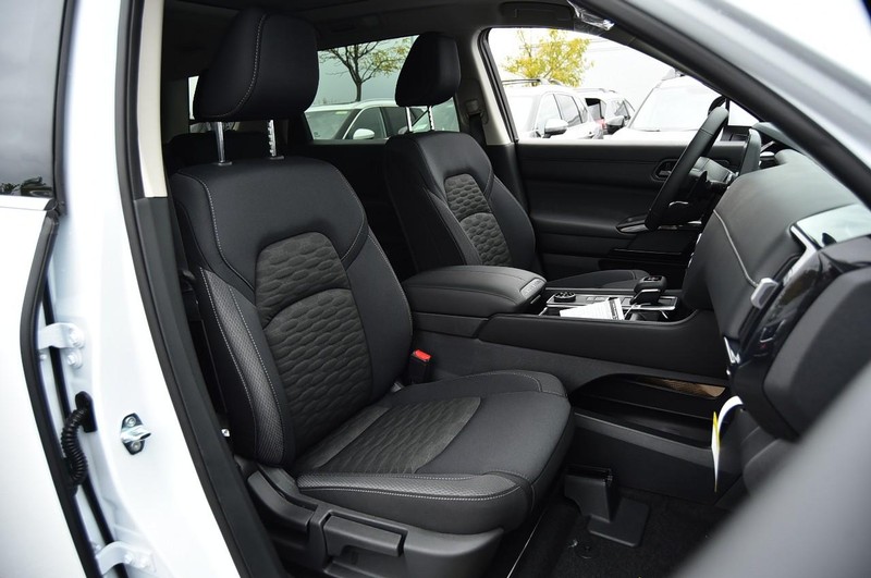 Nissan Pathfinder Vehicle Image 21