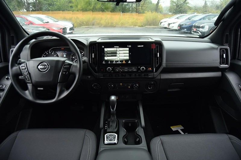 Nissan Frontier Vehicle Image 09