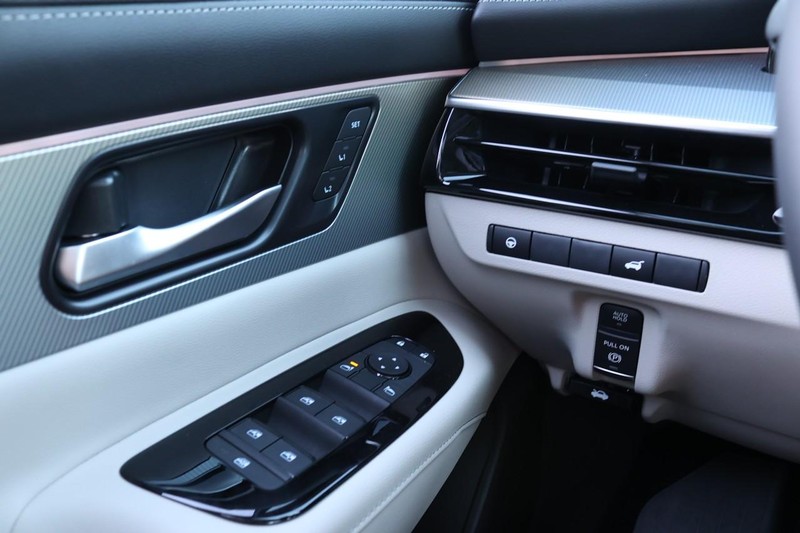 Nissan Murano Vehicle Image 15