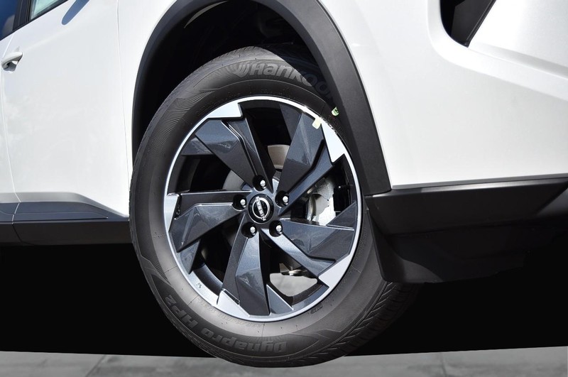 Nissan Rogue Vehicle Image 03