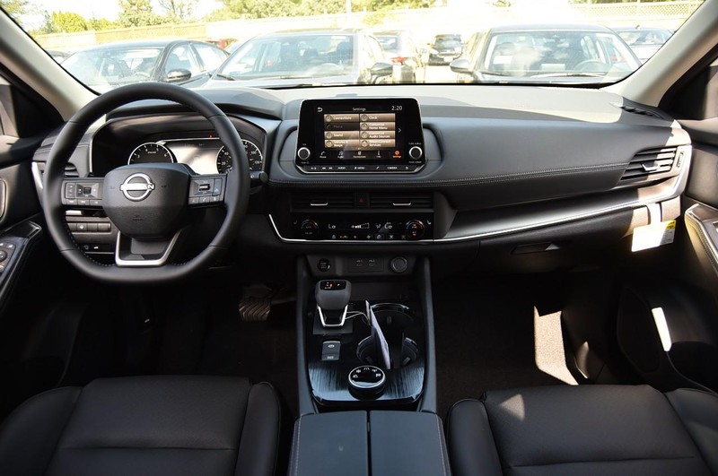 Nissan Rogue Vehicle Image 08