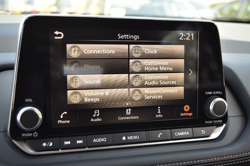 Nissan Rogue Vehicle Image 14