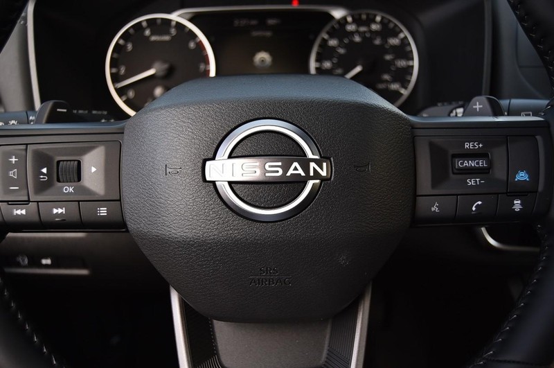 Nissan Rogue Vehicle Image 18